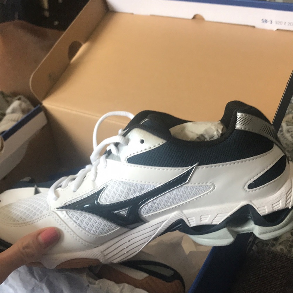 Mizuno volleyball shoes NWT